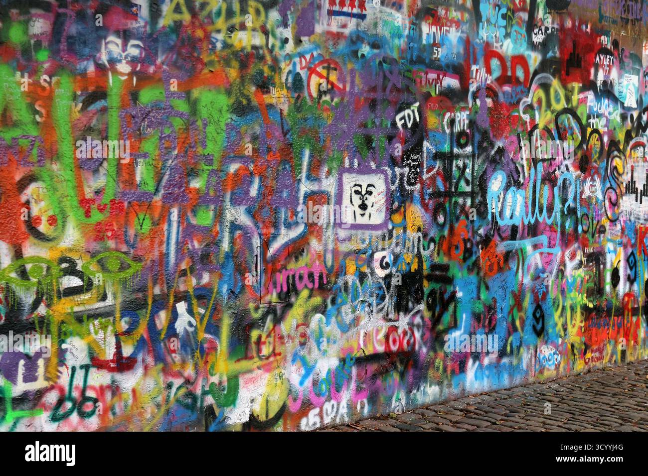 Graffiti colorati sul muro di John Lennon a Praga, Repubblica Ceca Foto Stock