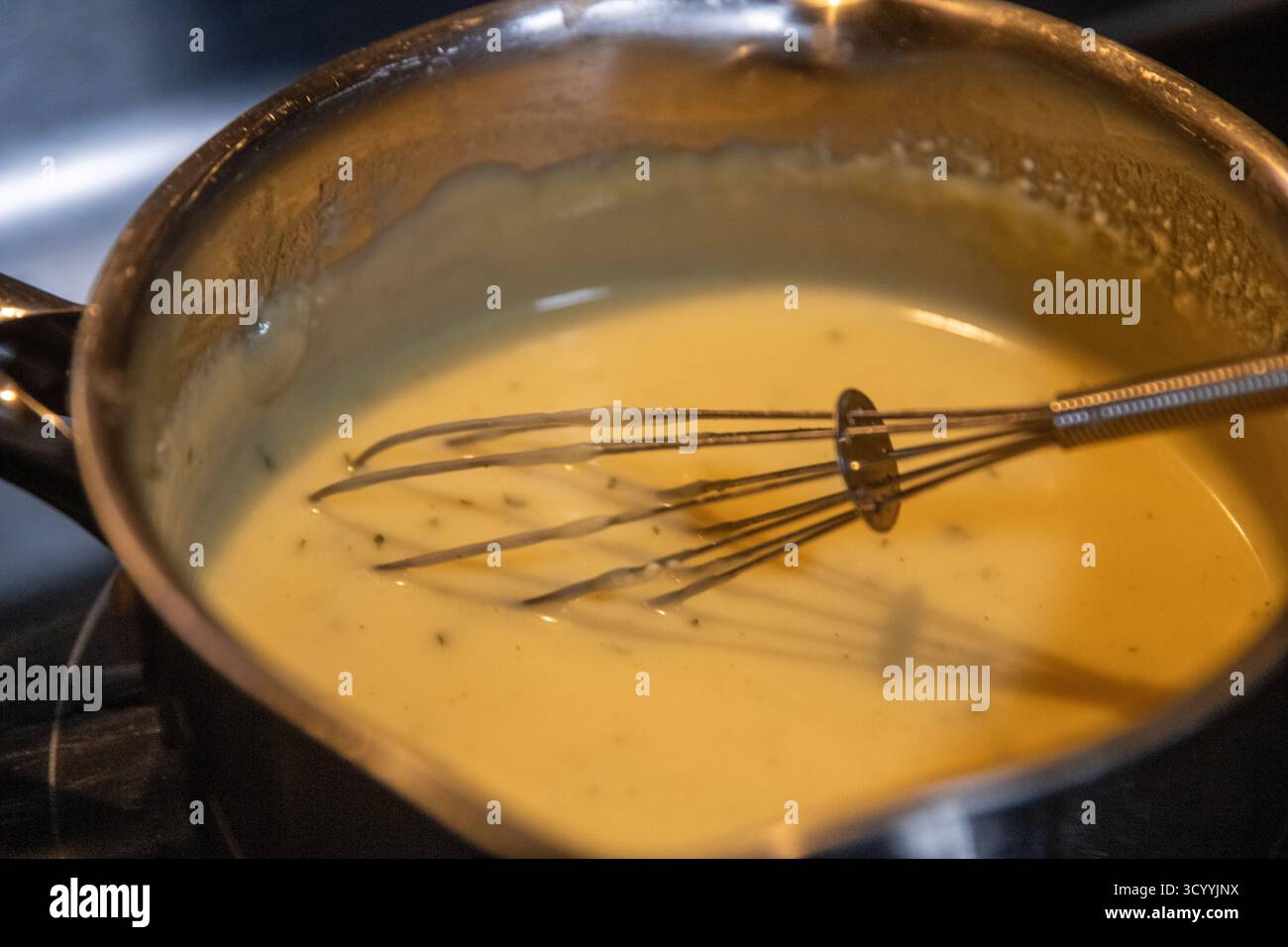 Frullare la salsa di bearnaise in una padella Foto Stock