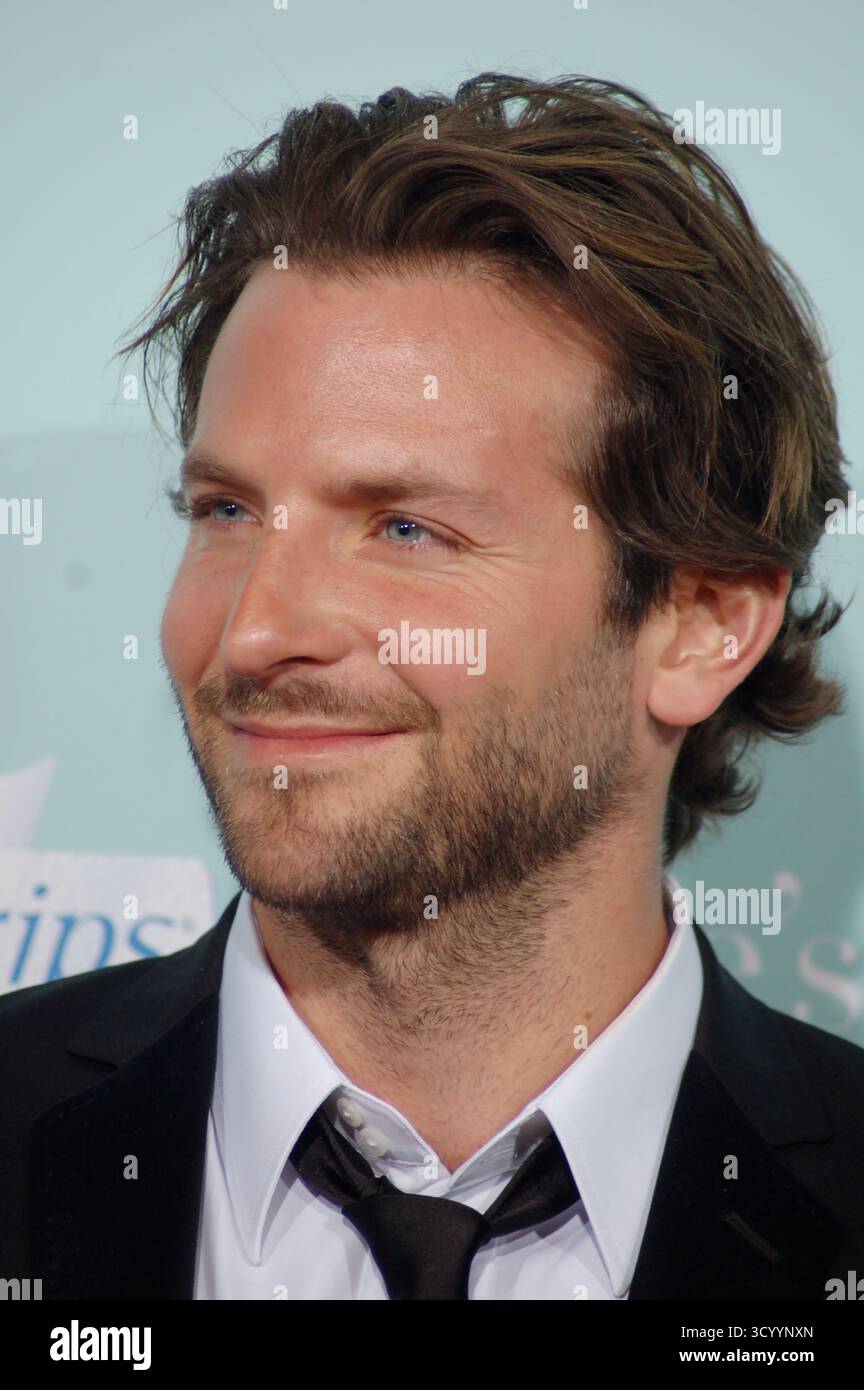 Bradley Cooper posa sul Red carpet indossando Versace alla prima di Warner Bros. "He's Just Not That Into You" tenutasi al Grauman's Chinese Theatre il 2 febbraio 2009 a Los Angeles, California. Foto Stock