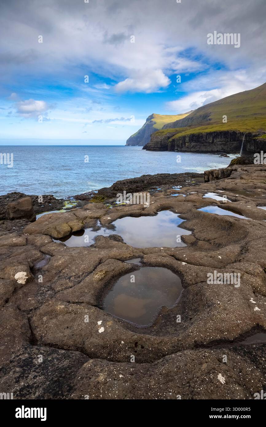 Vista della costa selvaggia vicino al villaggio di Eidi. Isola di Eysturoy, Isole Faroe, Danimarca, Europa. Foto Stock
