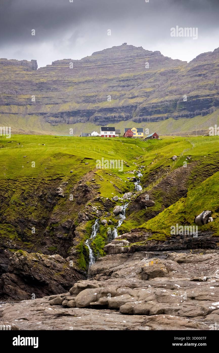 Vista della costa selvaggia vicino al villaggio di Eidi. Isola di Eysturoy, Isole Faroe, Danimarca, Europa. Foto Stock