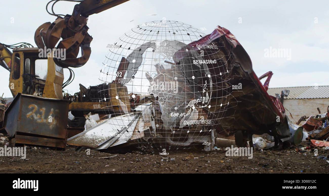 Afferrare l'artiglio dell'escavatore per sollevare il guscio dell'auto rosso schiacciato in un deposito di rottami con copertura a globo a reticolo Foto Stock