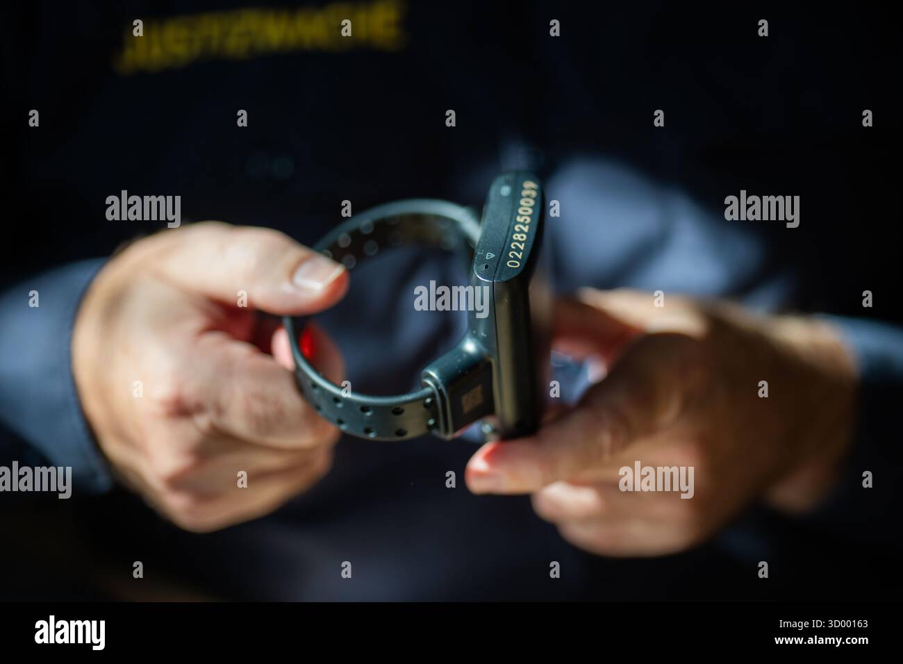 IMMAGINE A TEMA - illustrazione sul tema dei monitor elettronici per tagging/caviglia scattata giovedì 16 ottobre 2025 presso la prigione Josefstadt di Vienna, Austria (scena in scena). - 20251016 PD19946 credito: APA-PictureDesk/Alamy Live News Foto Stock