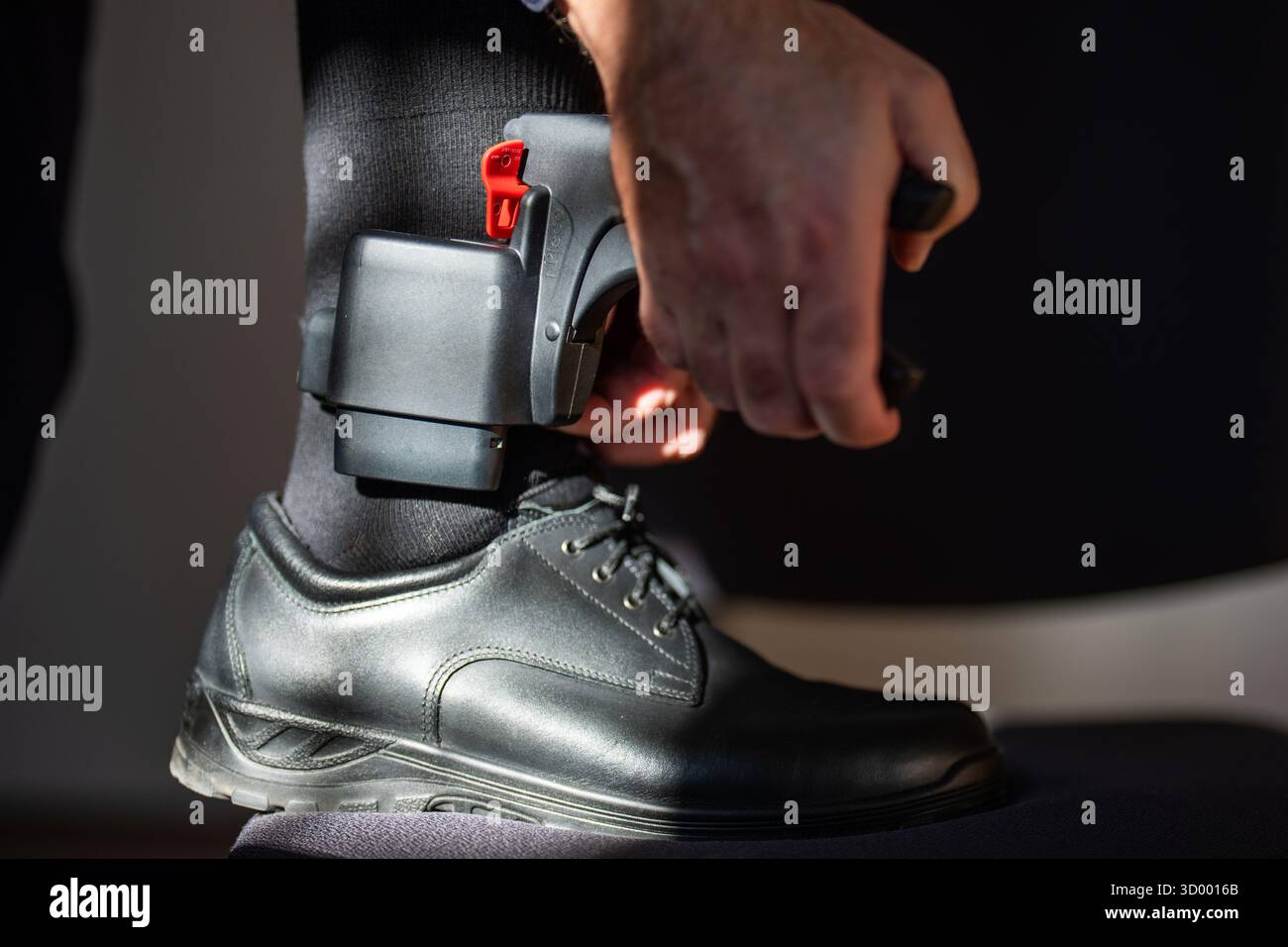 IMMAGINE A TEMA - illustrazione sul tema dei monitor elettronici per tagging/caviglia scattata giovedì 16 ottobre 2025 presso la prigione Josefstadt di Vienna, Austria (scena in scena). - 20251016 PD19953 credito: APA-PictureDesk/Alamy Live News Foto Stock