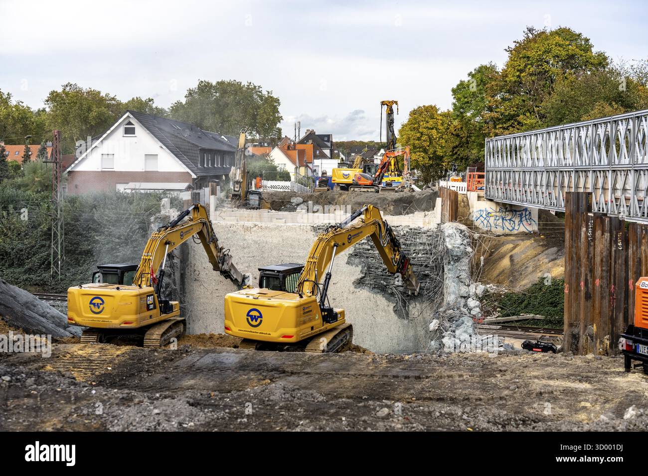Demolizione di un vecchio ponte stradale, Weierstrasse, poi nuova costruzione del ponte per la conversione a tre binari, per estendere l'Emmerich-Oberhausen Foto Stock
