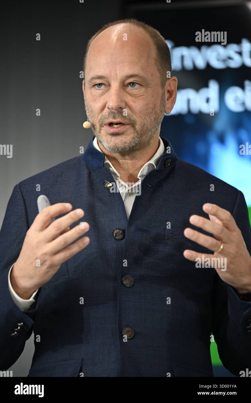 Hans Böhm, CEO di Brau Union AG, durante una presentazione e discussione dello studio sulla creazione del valore della birra di Brau Union, lunedì 20 ottobre 2025, a Vienna, Austria. - 20251020 PD2133 credito: APA-PictureDesk/Alamy Live News Foto Stock