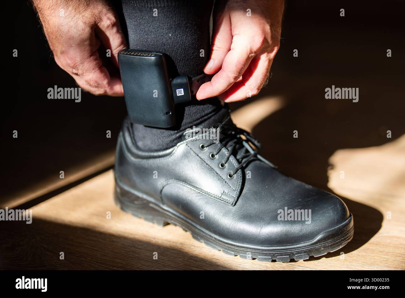 IMMAGINE A TEMA - illustrazione sul tema dei monitor elettronici per tagging/caviglia scattata giovedì 16 ottobre 2025 presso la prigione Josefstadt di Vienna, Austria (scena in scena). - 20251016 PD19954 credito: APA-PictureDesk/Alamy Live News Foto Stock