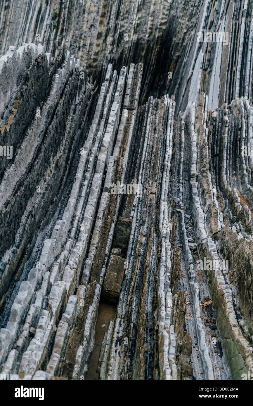 Spettacolari formazioni geologiche flysch con strati sedimentari verticali e modelli di erosione al Zumaia Geopark, Paesi Baschi, Spagna Foto Stock