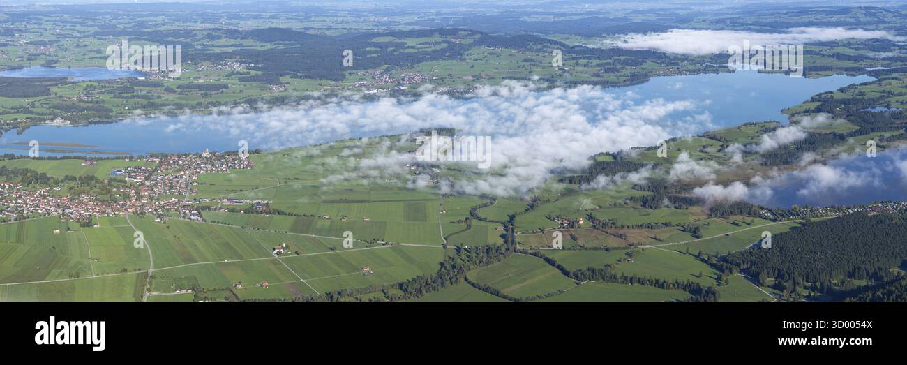 Panorama da Tegelberg, 1881 m, su Schwangau, Waltenhofen, Hopfensee, Forggensee e Bannwaldsee, Ostallgaeu, Baviera, Germania Foto Stock
