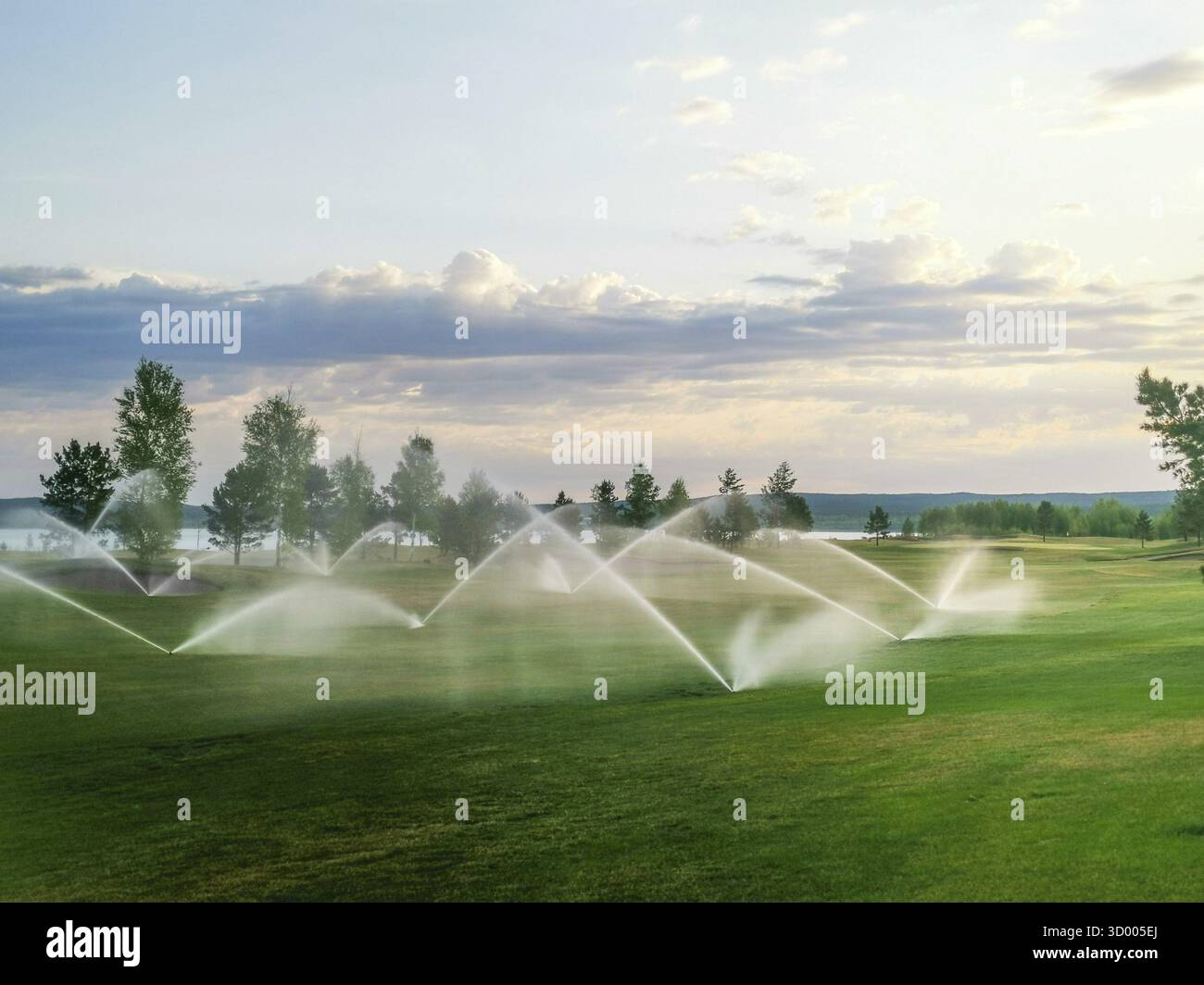Irrigatori sul campo da golf Foto Stock