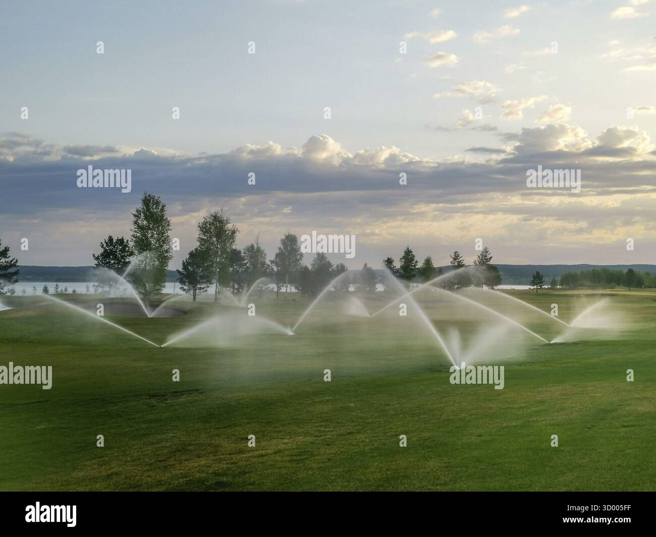Irrigatori sul campo da golf Foto Stock
