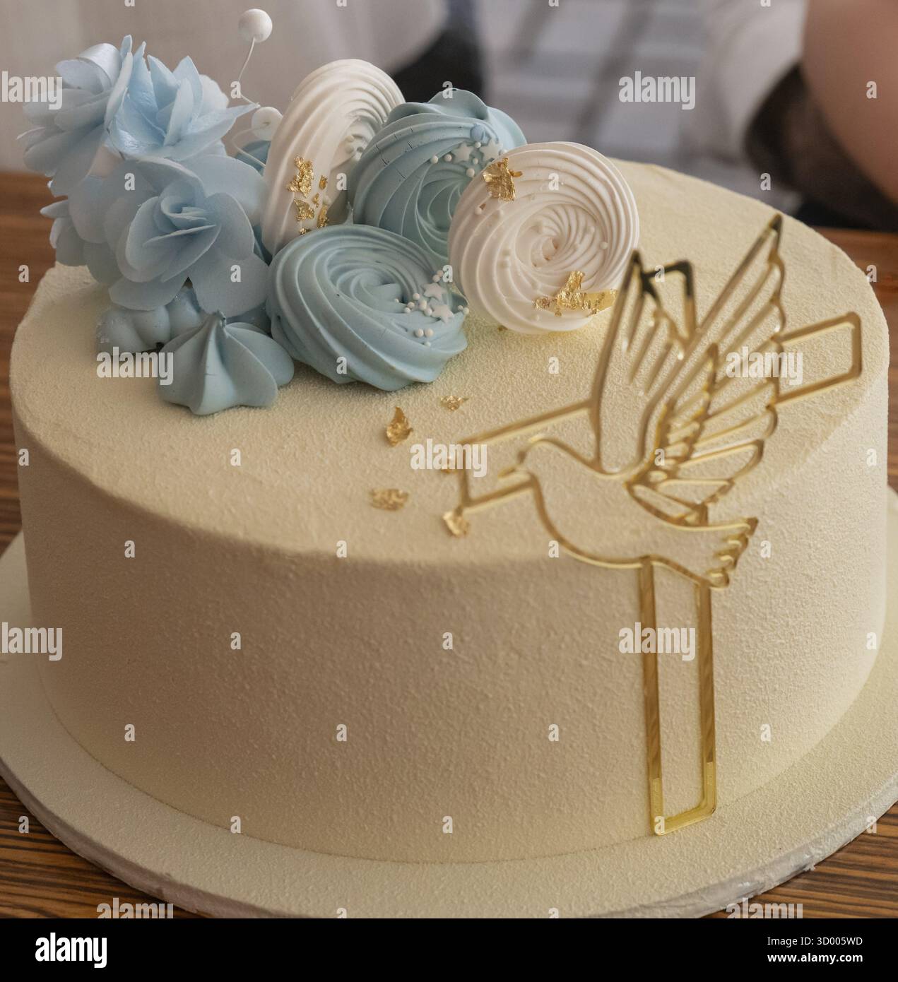 Torta al miele russa, torta con colomba e segno di croce per un battesimo o un battesimo di un bambino torta al miele russa, torta con colomba e segno di croce per il chris di un bambino Foto Stock