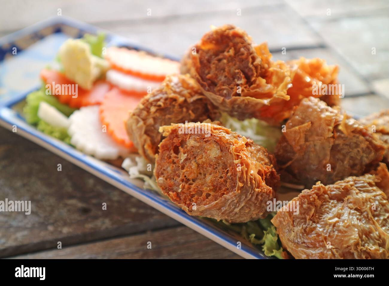 Primo piano di carne di granchio fritta in un foglio di fagioli chiamato Hoi Jo, un popolare spuntino salato apprezzato ampiamente in Thailandia Foto Stock