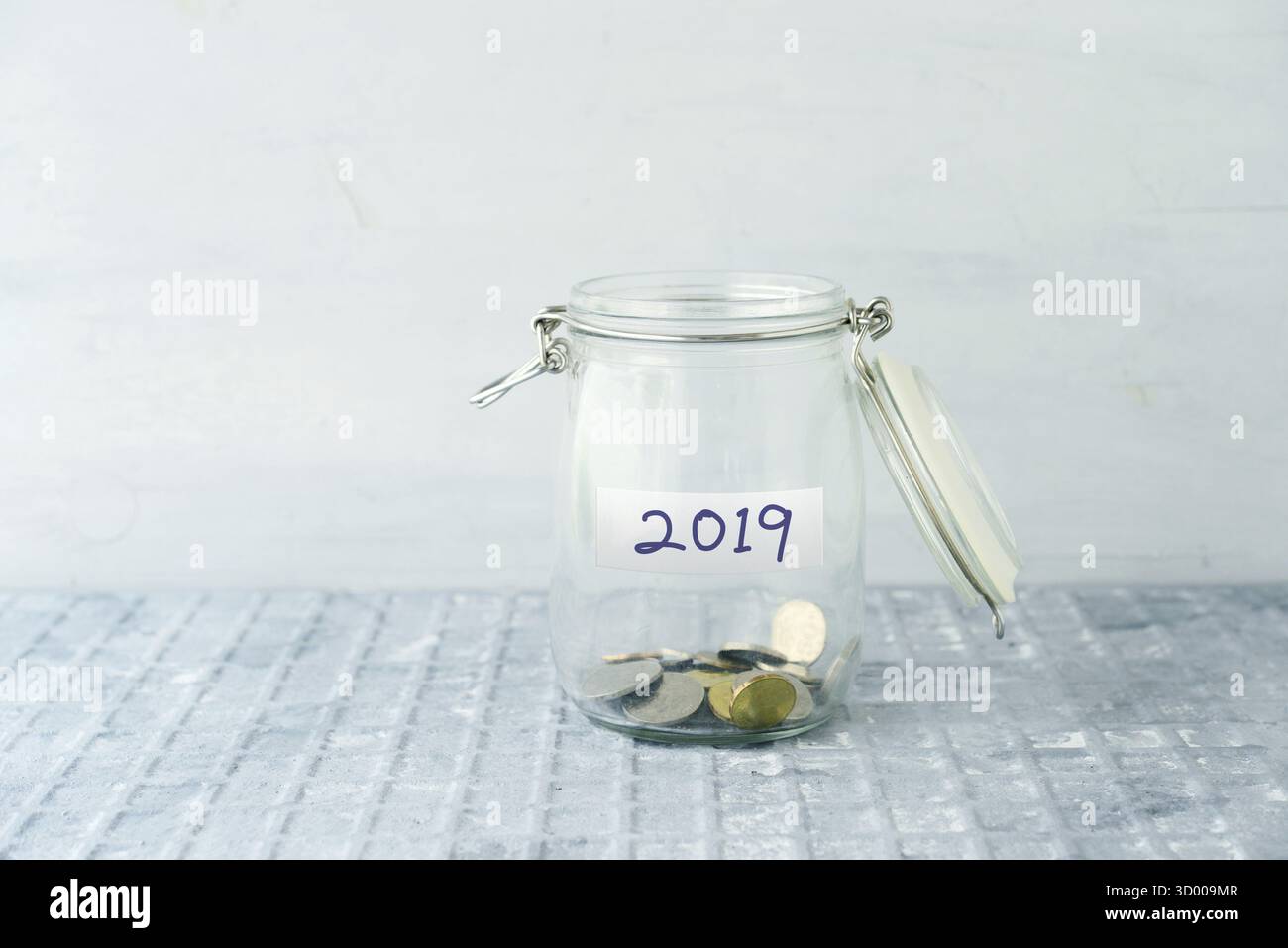 Vaso portamonete vuoto in vetro con etichetta 2019, concetto finanziario Foto Stock