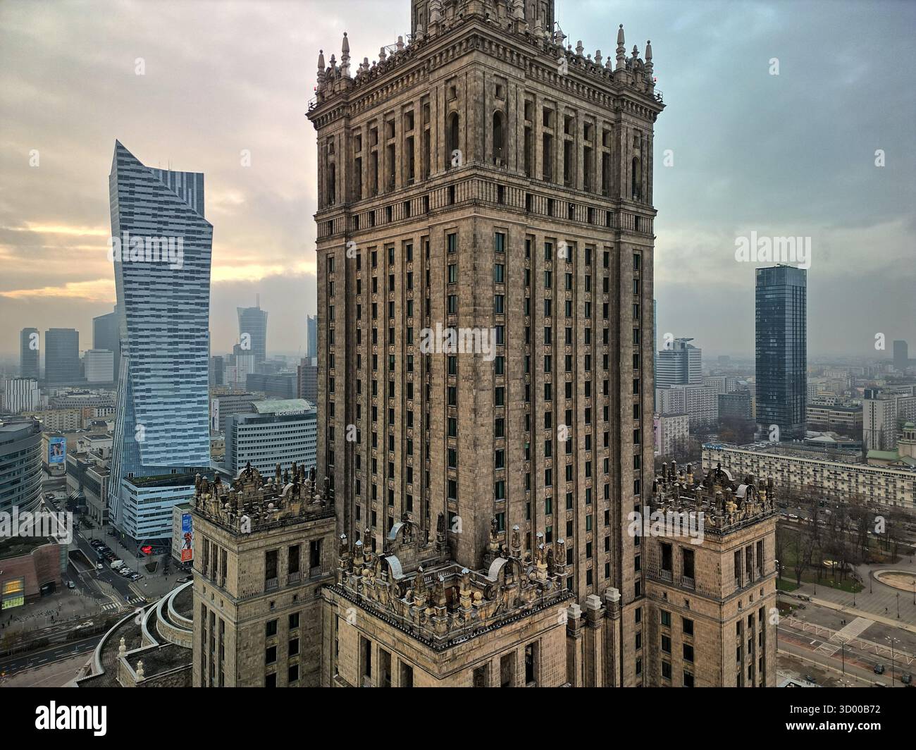 Foto ravvicinata del Palazzo della Cultura e della Scienza di Varsavia con drone, incentrata sui dettagli architettonici intricati e sui moderni skyscra contrastanti Foto Stock