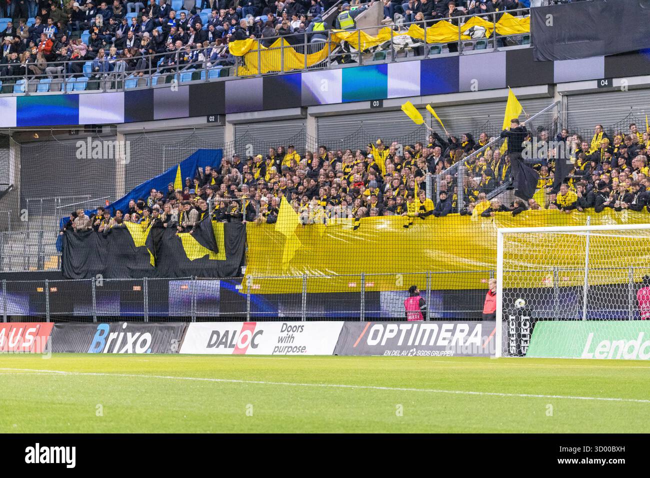 Gothenburg, Svezia. 20 ottobre 2025. Tifosi del Mjällby AIF prima del calcio d'inizio nella partita contro IFK Gothenburg. Crediti: Per Ljung/Alamy Live News Foto Stock