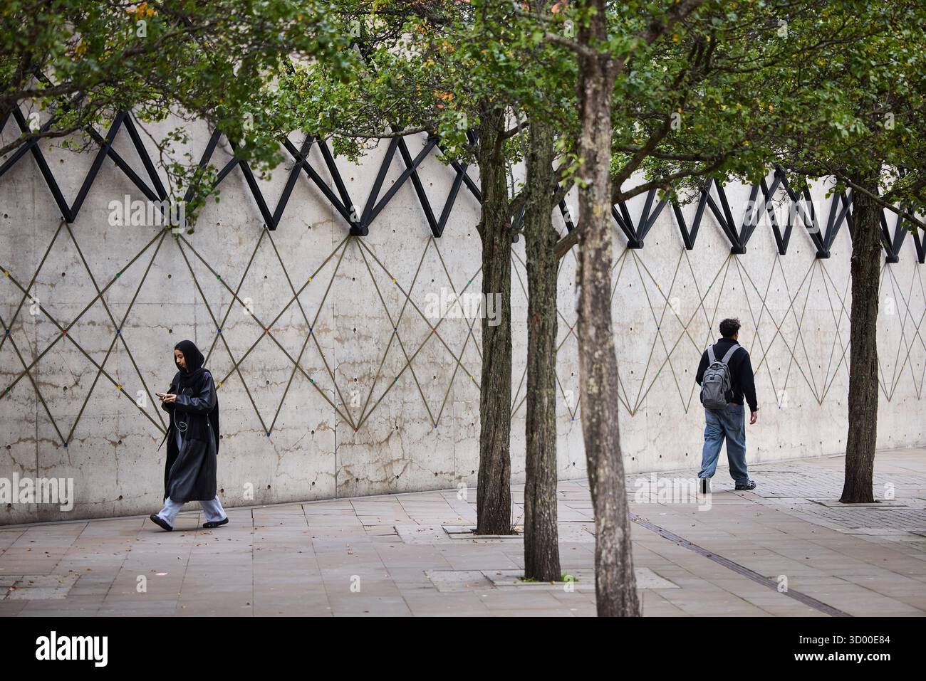 La parete divisoria in cemento del Manchester Piccadilly Gardens Tadao Ando si è dimostrata impopolare ed è stata paragonata al muro di Berlino Foto Stock