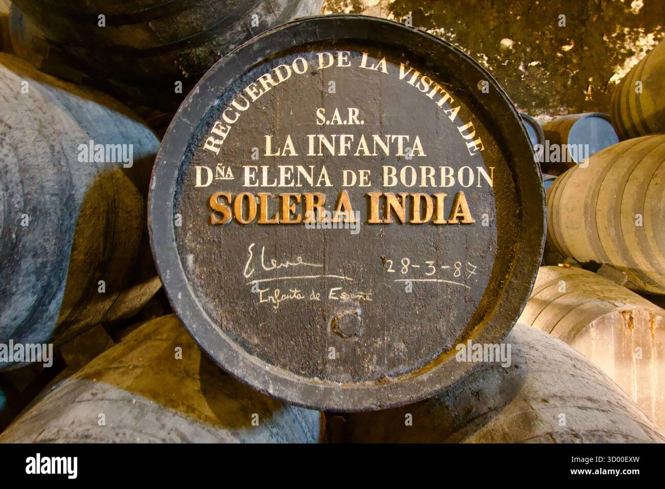 Sherry cask firmato dalla famiglia reale spagnola la Infanta Elena de Borbon 28 marzo 1987 Bodegas Osborne El Puerto de Santa María Cadice Andalusia Spagna Foto Stock