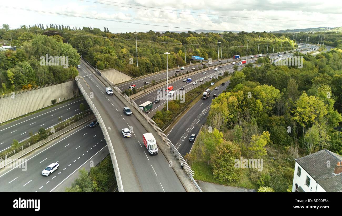 Brinnington Road che attraversa l'autostrada M60 a Stockport Foto Stock