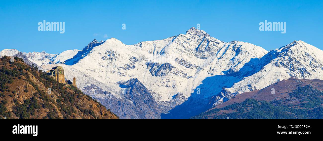 Ampia composizione panoramica XPan che mostra l'abbazia della Sacra di San Michele in piedi sul Monte Pirchiriano in Piemonte. Il frame di sweep capt Foto Stock