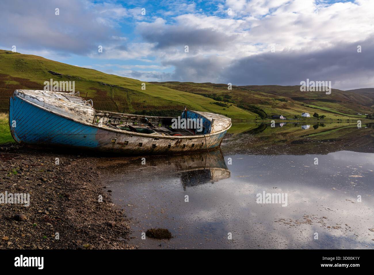 Il battello in condizioni meteorologiche e in decomposizione si trova sulla costa fangosa di Loch Harport Foto Stock
