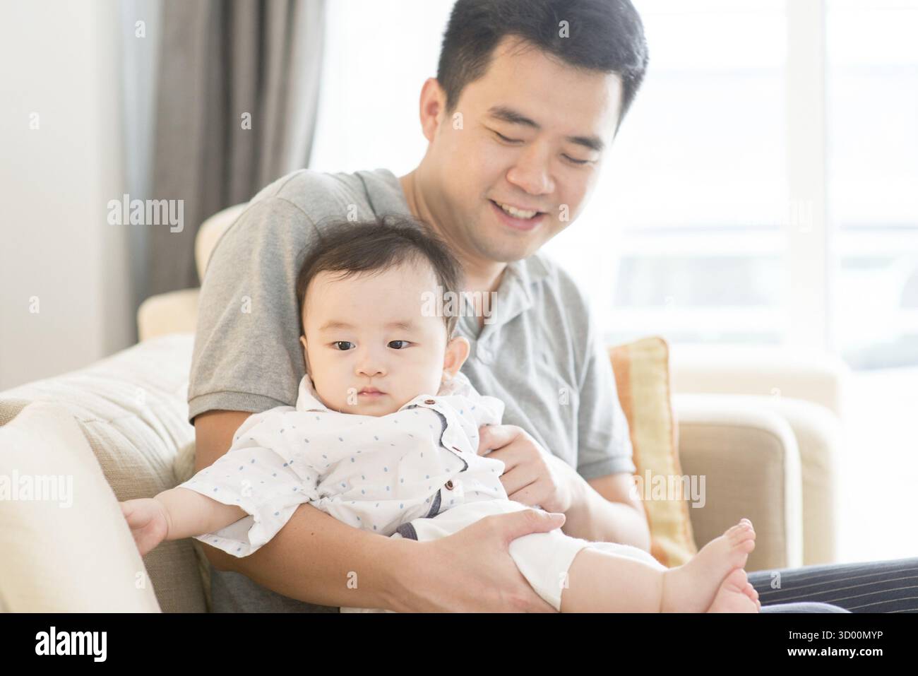 Famiglia asiatica a casa. Padre figlio babysitter, vivere lo stile di vita al chiuso Foto Stock
