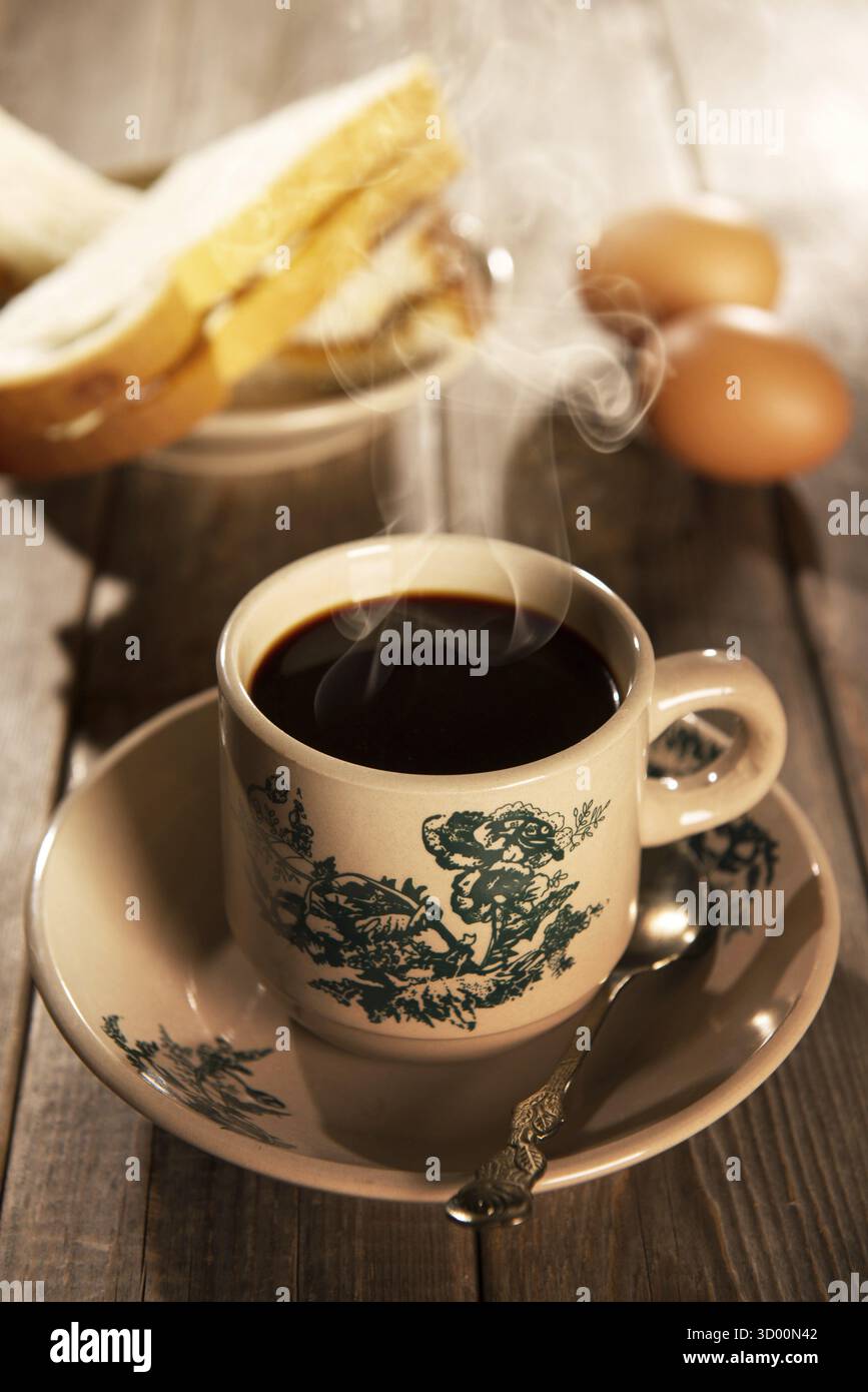 Caffè tradizionale cinese di Singapore in tazze e piattini vintage con colazione. Il frattale sulla coppa è una stampa generica. Messa a fuoco soffusa per un'atmosfera straordinaria Foto Stock