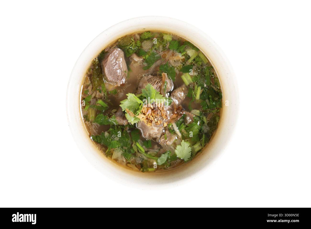 Zuppa di ossa asiatiche o sup tulang, popolare piatto tradizionale malese. Vista dall'alto piatta in posizione isolata su sfondo bianco Foto Stock