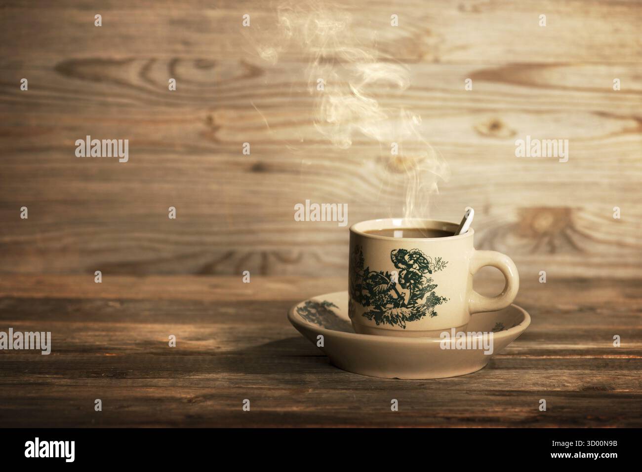 Cuocere a vapore il tradizionale caffè cinese orientale in una tazza e un piattino vintage. Il frattale sulla coppa è una stampa generica. Impostazione della messa a fuoco morbida con un'atmosfera suggestiva Foto Stock