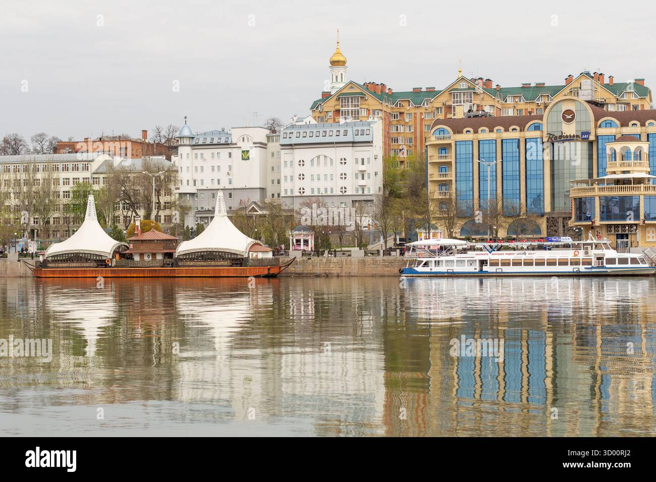 Paesaggio costiero urbano lungo il fiume Don, argine, porto con navi passeggeri ormeggiate. Foto Stock