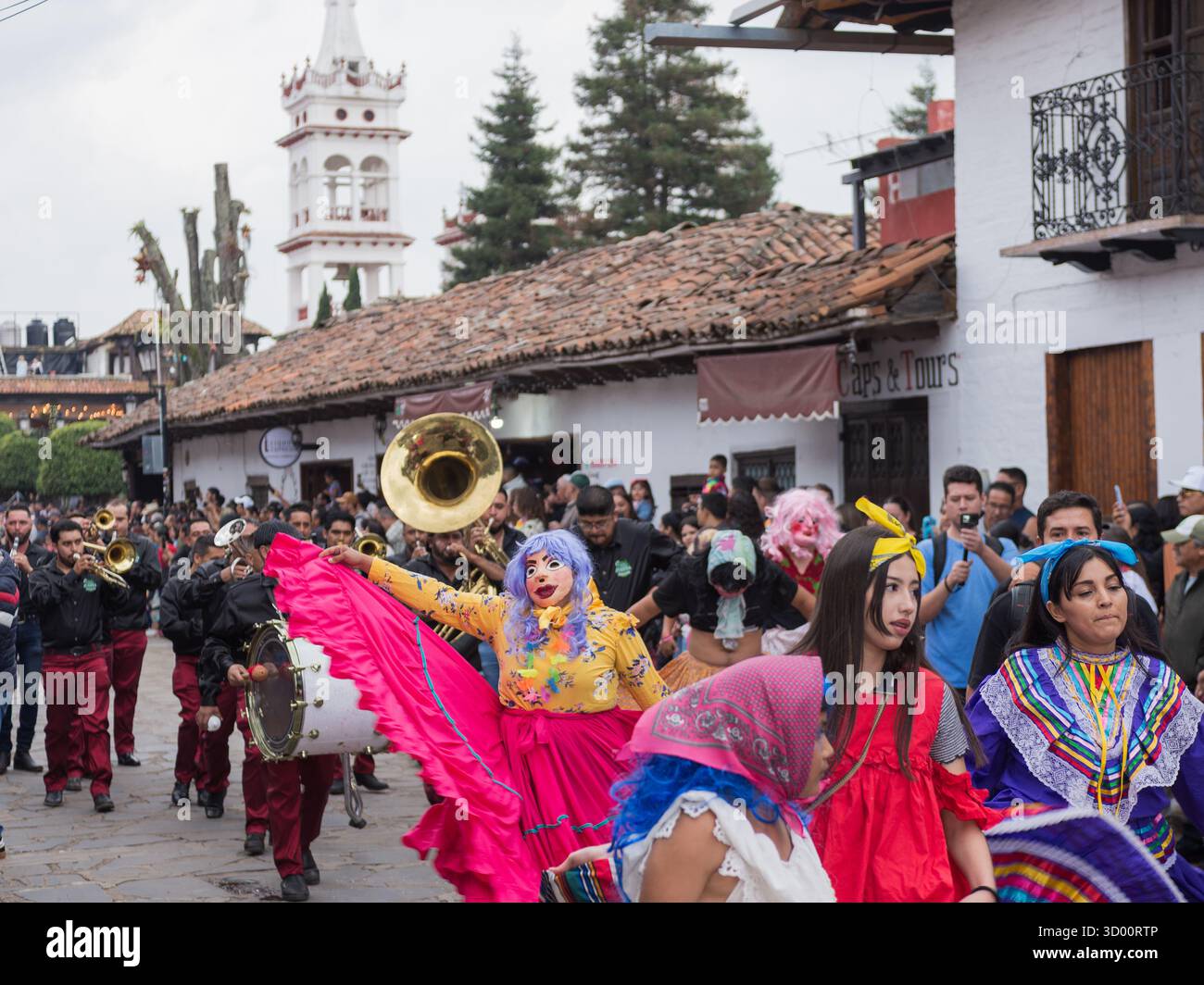 Mazamitla, Jalisco. Messico. 18 ottobre 2025. Vivace parata di celebrazione con maschere e tradizionale costume messicano in città. Diciassettesimo Mazamitla Foto Stock