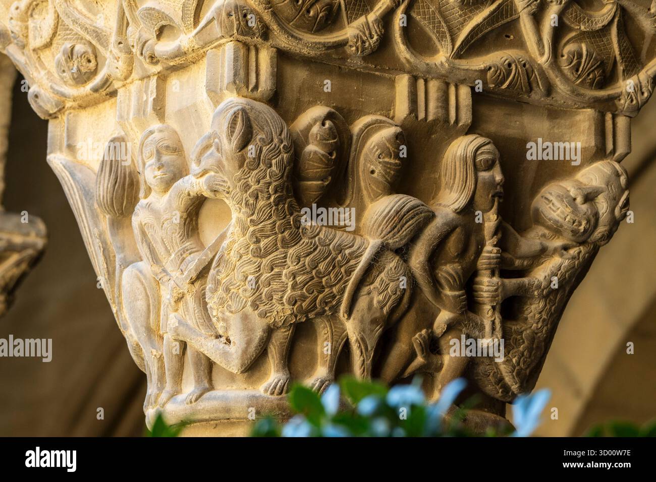 Donna con catena in bocca che combatte con una bestia fantastica, capitale romanica nel chiostro, monastero di San Pedro el Viejo, Huesca, comune d'Aragona Foto Stock