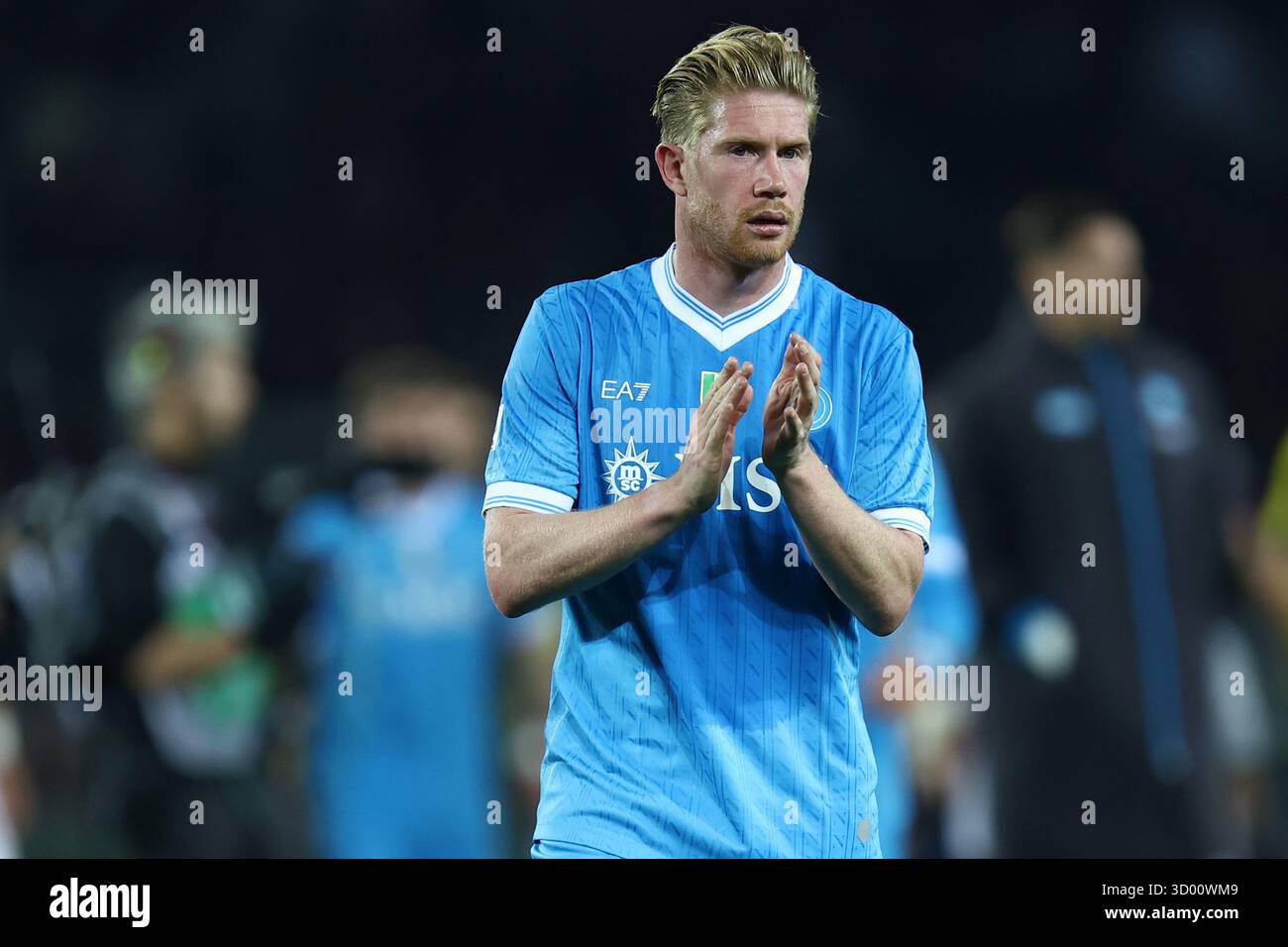 Kevin De Bruyne della SSC Napoli saluta i tifosi al termine della partita di serie A tra Torino FC e SSC Napoli allo Stadio Olimpico il 18 ottobre 2025 a Torino. Foto Stock
