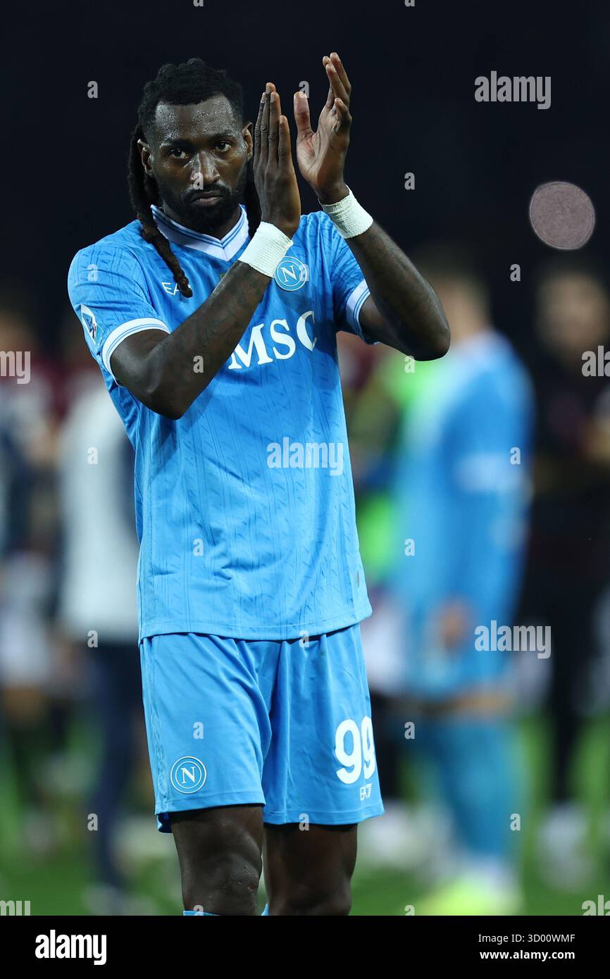 Andre Zambo Anguissa della SSC Napoli saluta i tifosi al termine della partita di serie A tra Torino FC e SSC Napoli allo Stadio Olimpico il 18 ottobre 2025 a Torino. Foto Stock