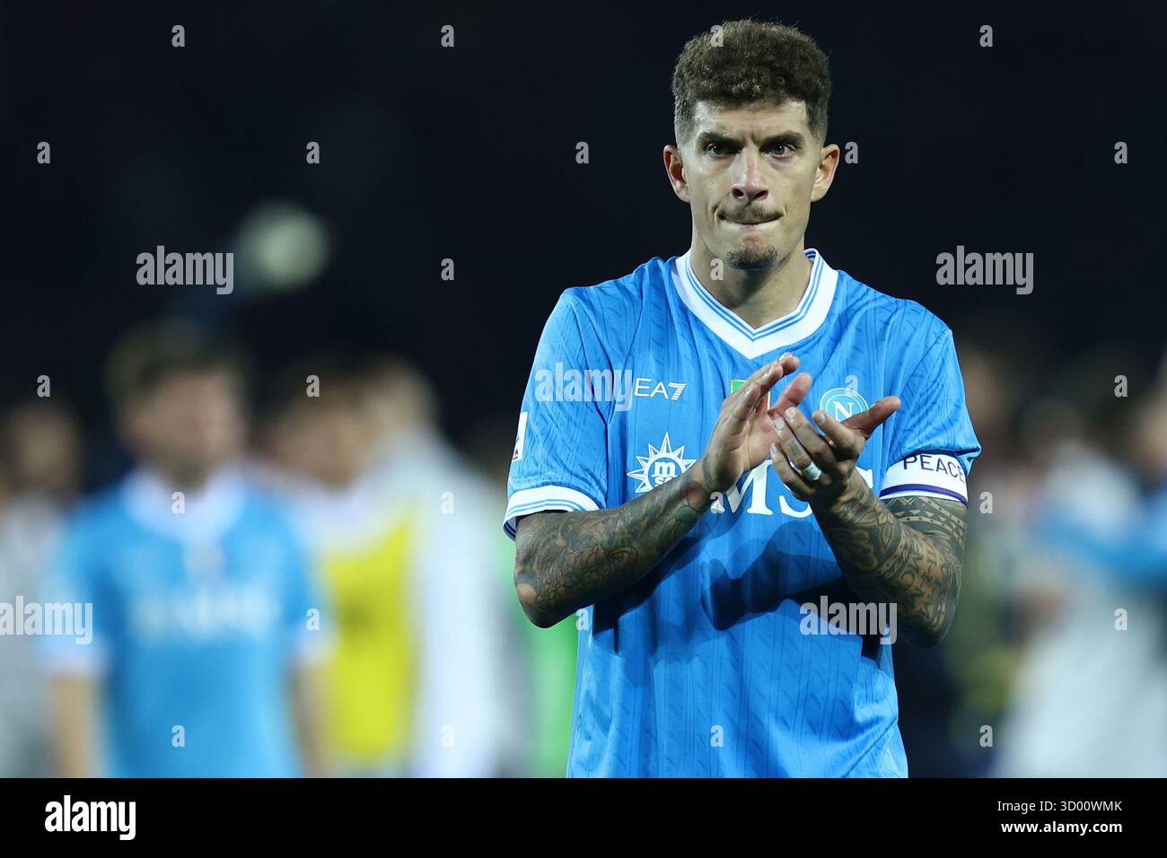 Giovanni di Lorenzo della SSC Napoli saluta i tifosi al termine della partita di serie A tra Torino FC e SSC Napoli allo Stadio Olimpico il 18 ottobre 2025 a Torino. Foto Stock