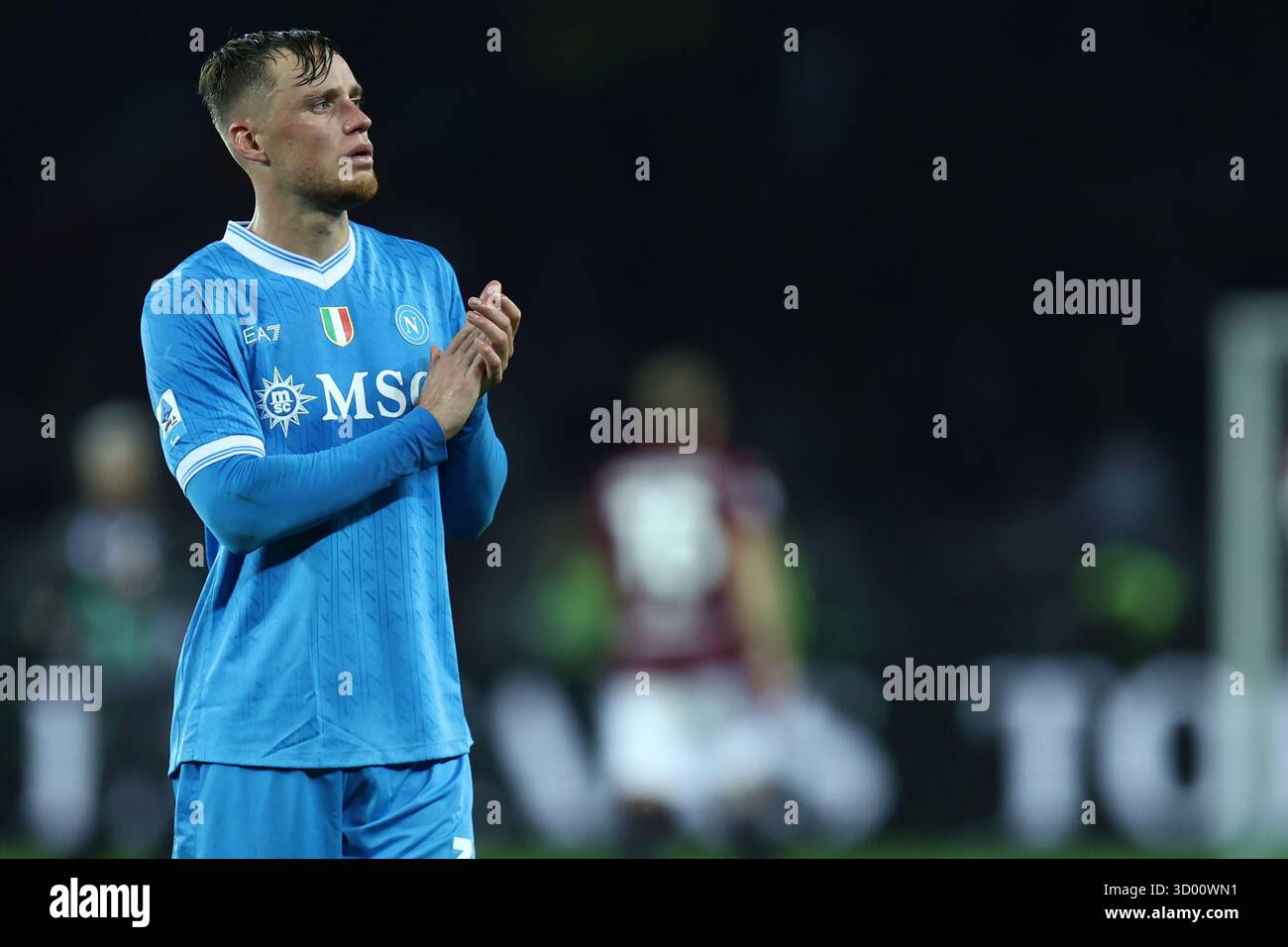 Sam Beukema della SSC Napoli saluta i tifosi durante la partita di serie A tra Torino FC e SSC Napoli allo Stadio Olimpico il 18 ottobre 2025 a Torino. Foto Stock