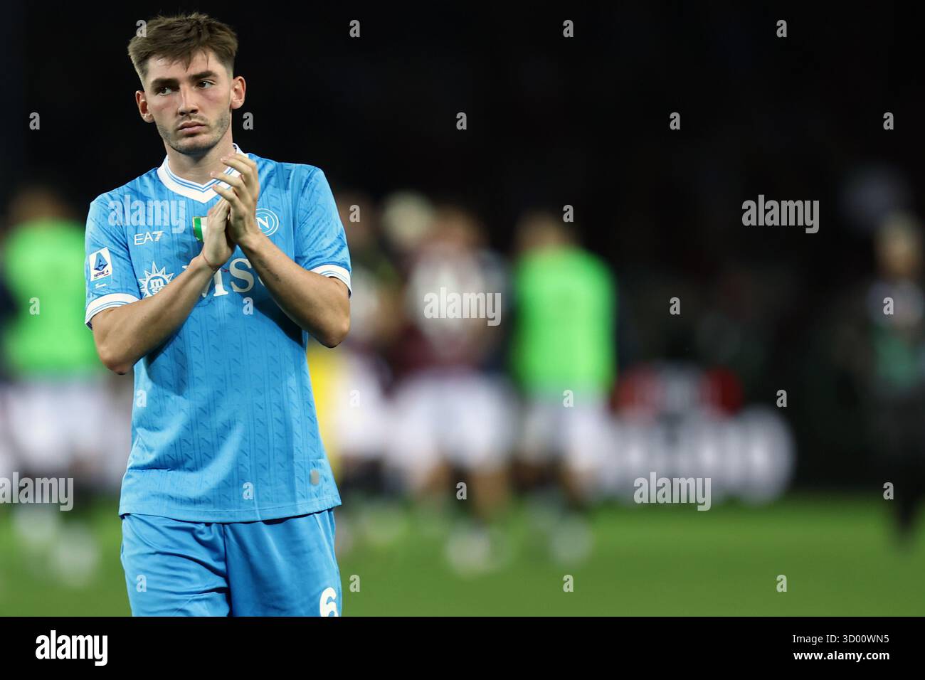 Billy Gilmour della SSC Napoli saluta i tifosi al termine della partita di serie A tra Torino FC e SSC Napoli allo Stadio Olimpico il 18 ottobre 2025 a Torino. Foto Stock