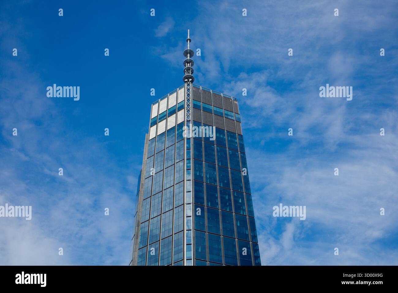 Edificio grattacielo della torre Varso con sfondo di una vista del cielo blu dall'angolo basso. L'edificio più alto dell'UE situato a Varsavia, Polonia. Foto Stock