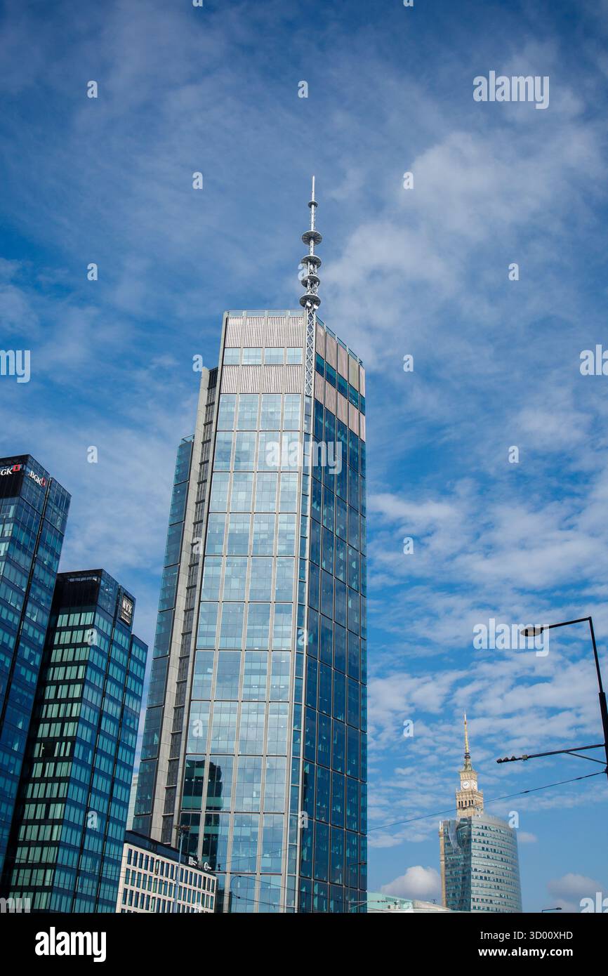 Edificio grattacielo della torre Varso con sfondo di una vista del cielo blu dall'angolo basso. L'edificio più alto dell'UE situato a Varsavia, Polonia. Foto Stock