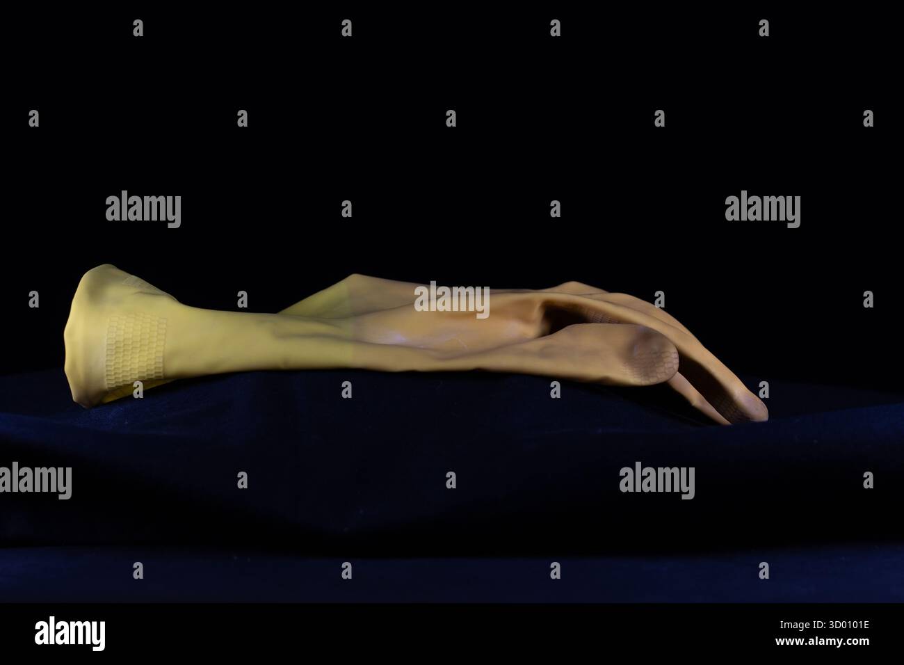 guanto in gomma monouso per lavaggio sporco isolato su sfondo nero Foto Stock
