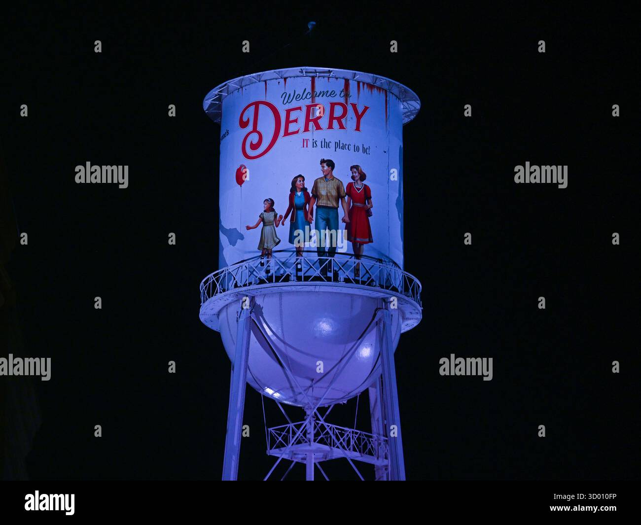 20 ottobre 2025, Burbank, California, Stati Uniti: Warner Brothers Water Tower alla serie originale di HBO â€œIT: Benvenuto all'evento Derryâ Red Carpet Premiere. (Credit Image: © Billy Bennight/ZUMA Press Wire) SOLO PER USO EDITORIALE! Non per USO commerciale! Foto Stock