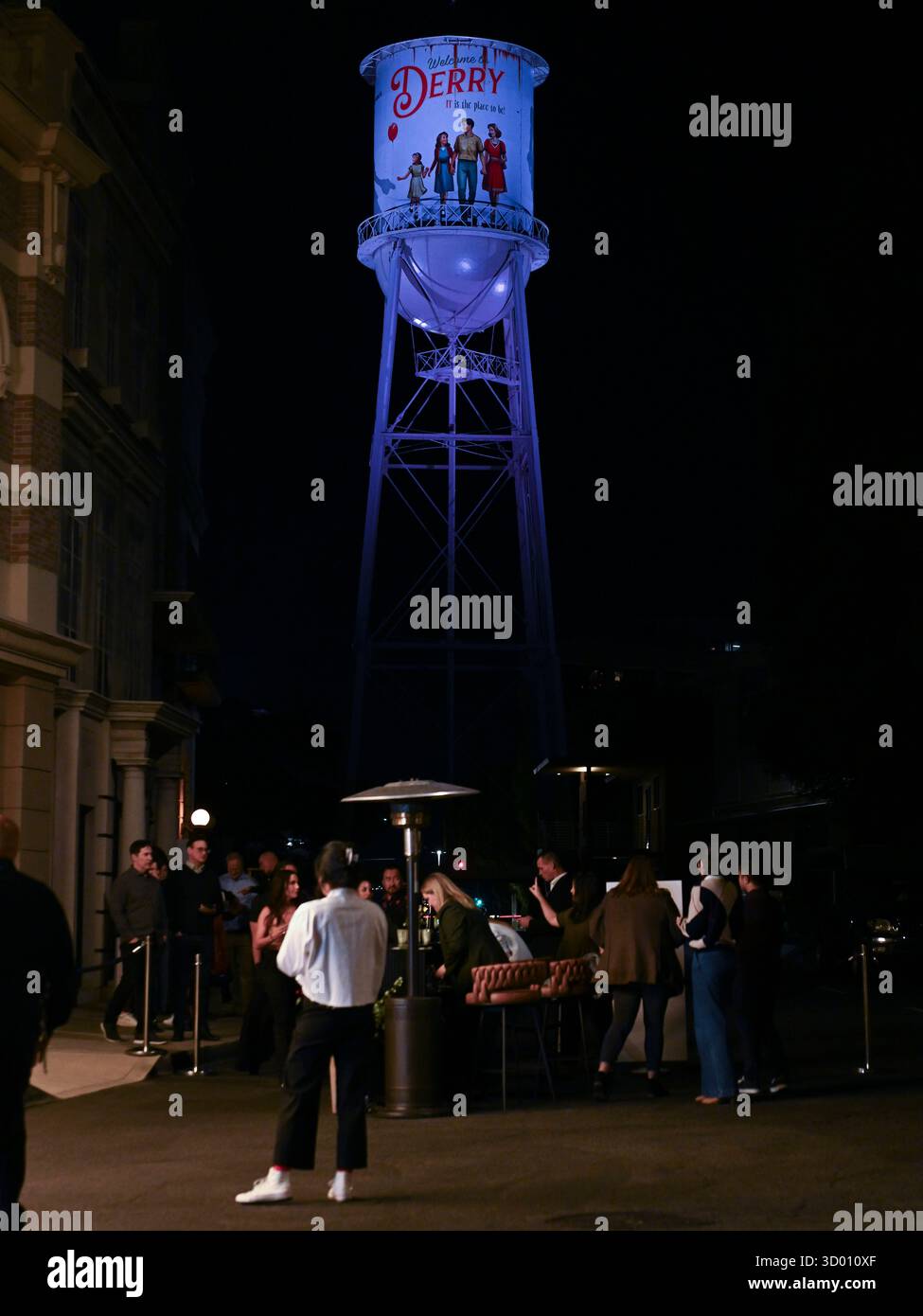 20 ottobre 2025, Burbank, California, Stati Uniti: Warner Brothers Water Tower alla serie originale di HBO â€œIT: Benvenuto all'evento Derryâ Red Carpet Premiere. (Credit Image: © Billy Bennight/ZUMA Press Wire) SOLO PER USO EDITORIALE! Non per USO commerciale! Foto Stock