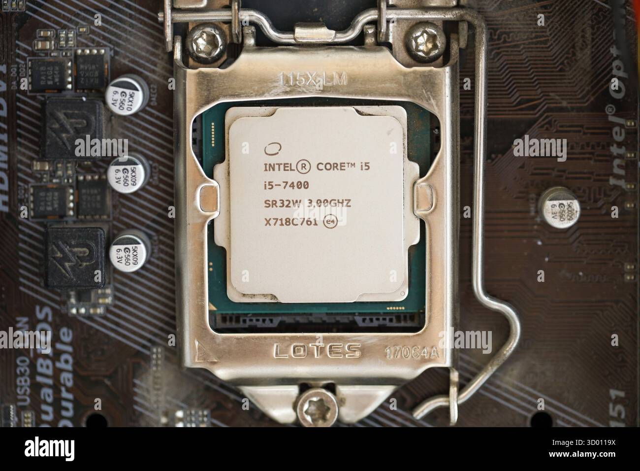 KIEV, UCRAINA - 29 GENNAIO 2025 primo piano della vecchia CPU Intel Core i5-7400 a 3 GHZ montata sulla scheda madre Foto Stock