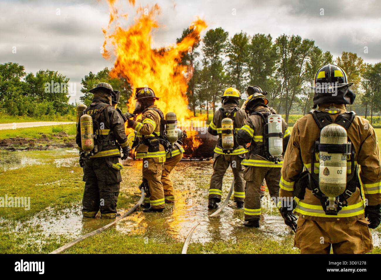 Lake Lillian, Minnesota, dipartimento dei vigili del fuoco, che completa un addestramento pratico con una simulazione del serbatoio di propano per servire al meglio la comunità. Foto Stock