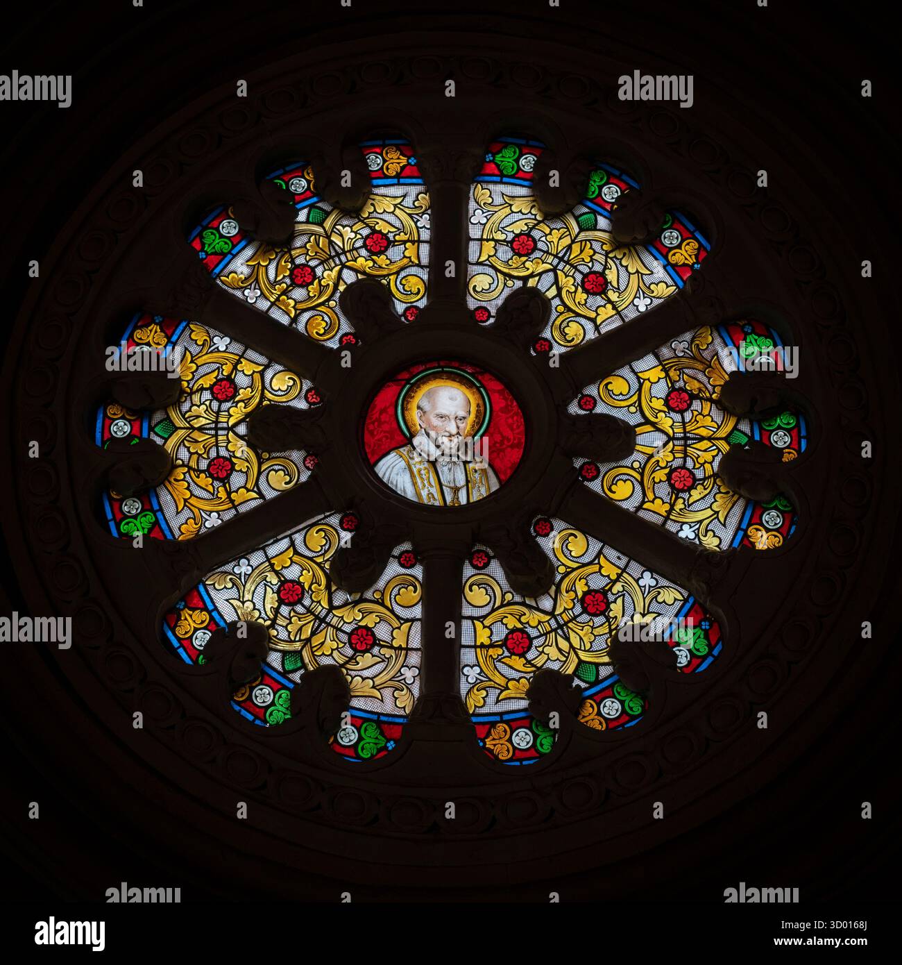 Vetrate colorate raffiguranti Saint Vincent de Paul, Notre-Dame-de-Buglose Foto Stock