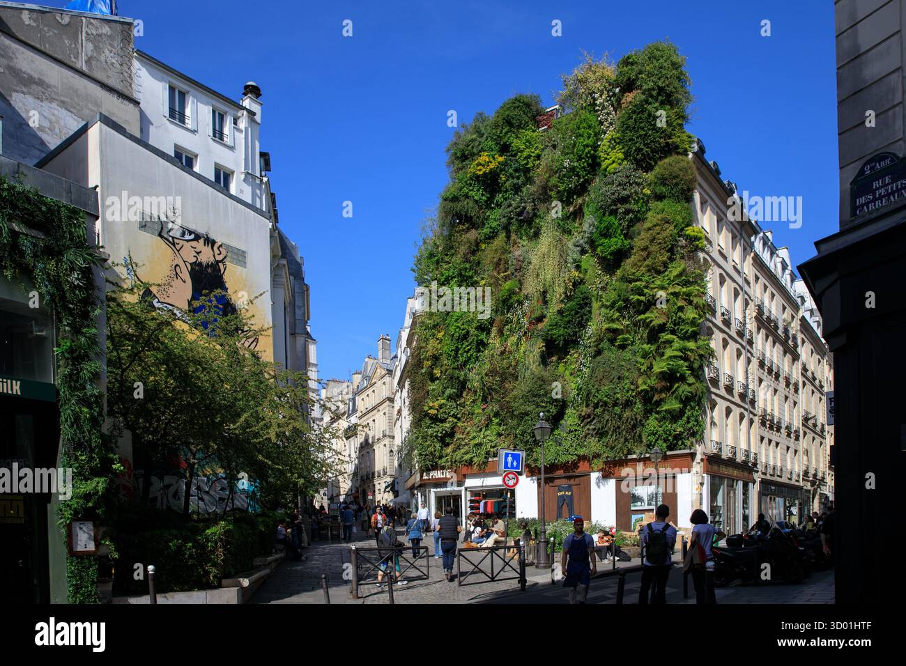 Francia, regione Ile de France, Parigi 2° arrondissement, rue d'Aboukir, rue des Petits Carreaux, il muro vegetale l'Oasis d'Aboukir et dipinto muro con Tintin che bacia il capitano Haddock, dello Street artist Combo, 2018 Foto Stock