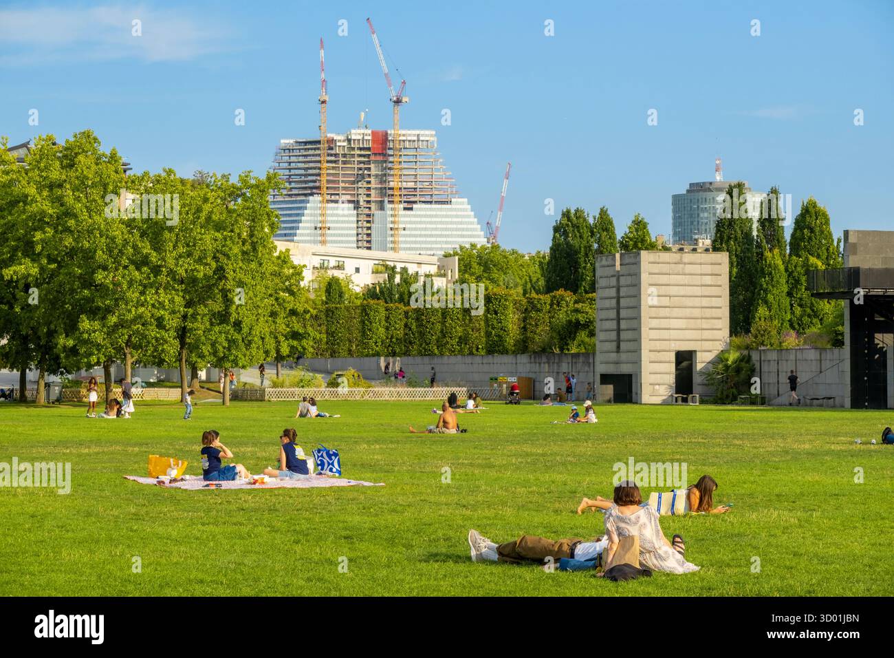 Francia, Parigi, Parco Andre Citroën e la costruzione della Torre della Piramide sullo sfondo Foto Stock