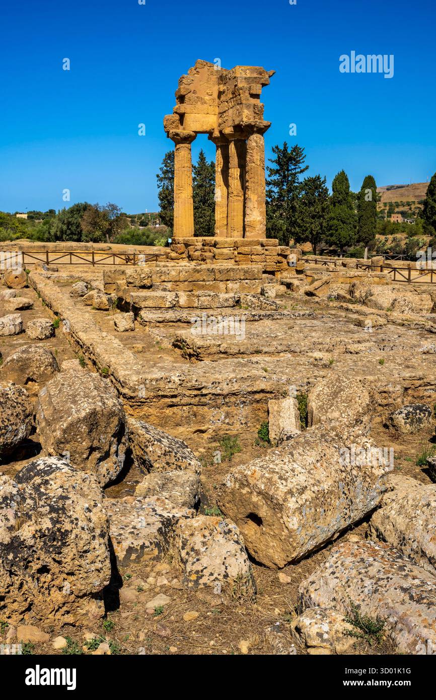 Italia, Sicilia, Agrigento, patrimonio dell'umanità dell'UNESCO, Valle dei Templi, città vecchia di Akragas, tempio dei Dioscuri (o di Castore e Polluce, figli di Zeus e della Regina di Sparta) Foto Stock