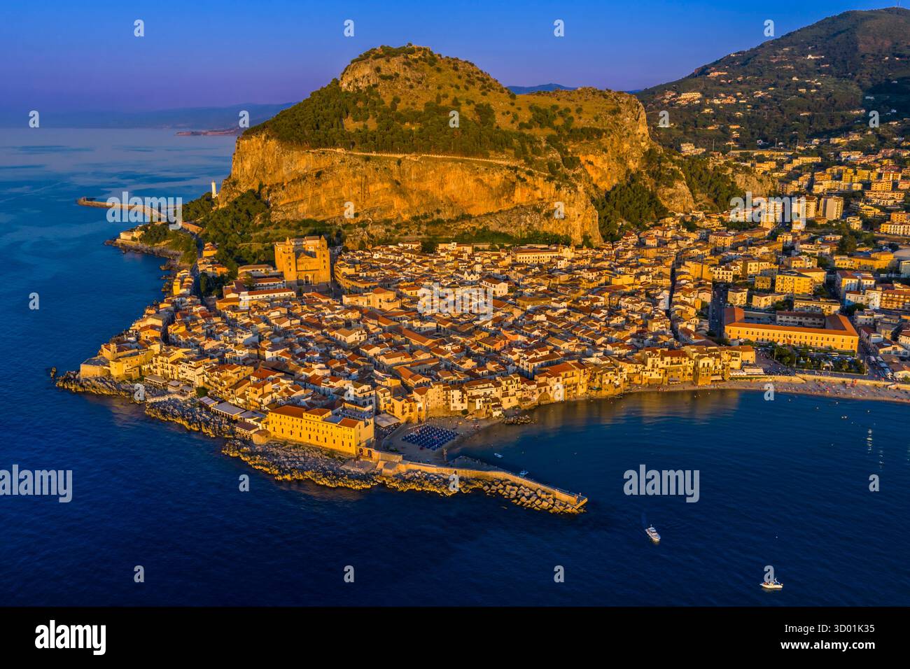 Italia, Sicilia, Mar Tirreno, provincia di Palermo, Cefalù, centro storico (vista aerea) Foto Stock