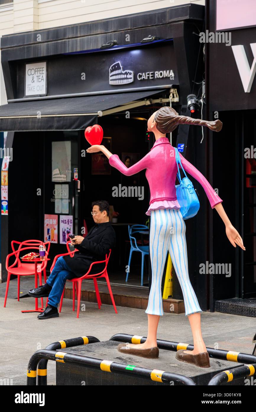 Corea del Sud, Seul, distretto di Gangnam, Sinsa Dong, caffetteria, illustrazione: statua dell'artista Gyoungmin Kim Foto Stock